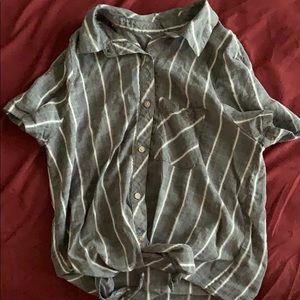 Button-up short sleeve shirt w/tie at bottom